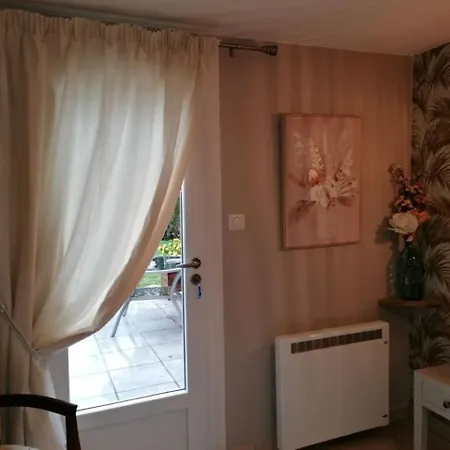 Le Colombie Gouleme לינה וארוחת בוקר 3*